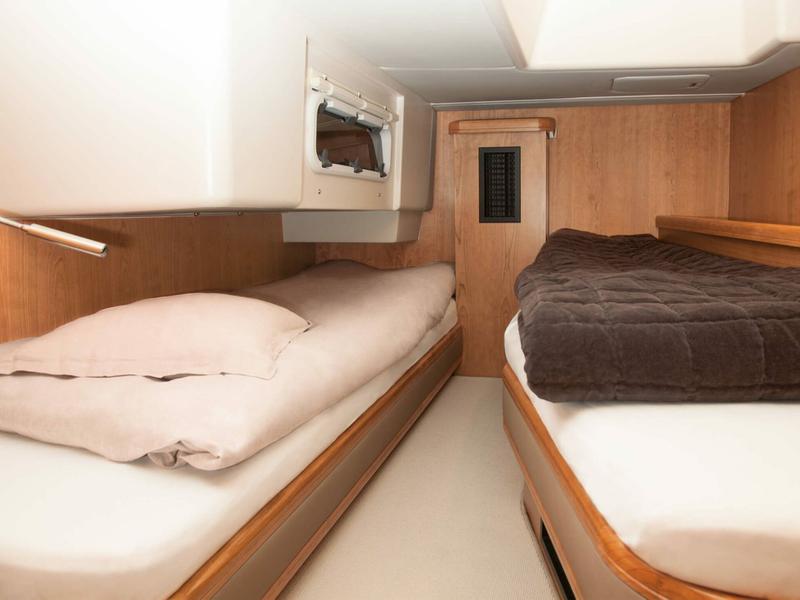 Book yachts online - sailboat - Moody 54 - Adventuro - rent