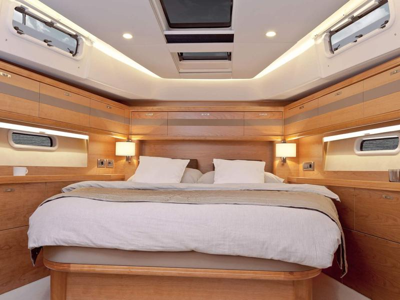 Book yachts online - sailboat - Moody 54 - Adventuro - rent