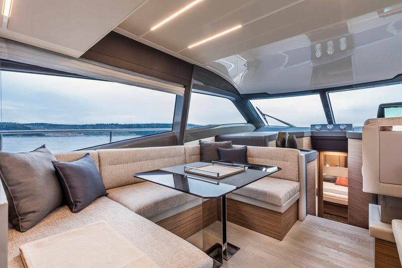Book yachts online - motorboat - Ferretti 450 - Betty - rent