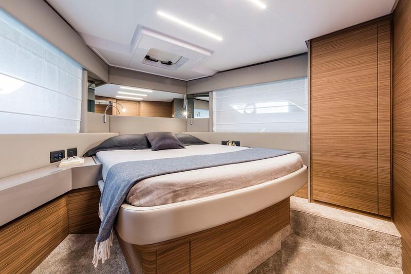 Book yachts online - motorboat - Ferretti 450 - Silver - rent