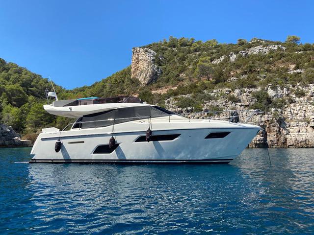 Book yachts online - motorboat - Ferretti 450 - Silver - rent