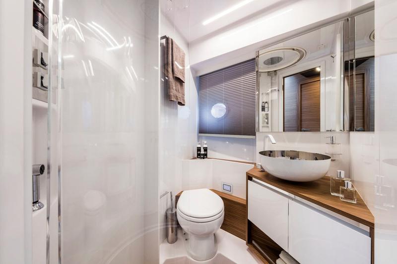 Book yachts online - motorboat - Ferretti 450 - Silver - rent