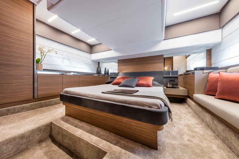 Book yachts online - motorboat - Ferretti 450 - Silver - rent