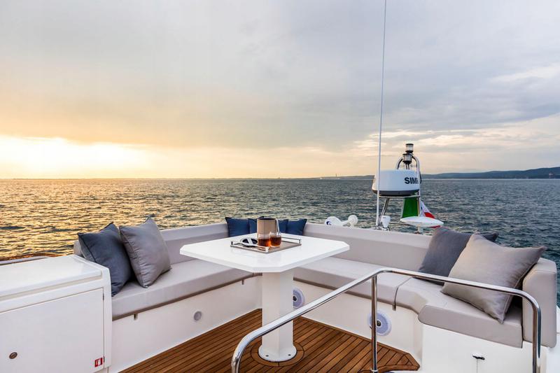 Book yachts online - motorboat - Ferretti 450 - Silver - rent