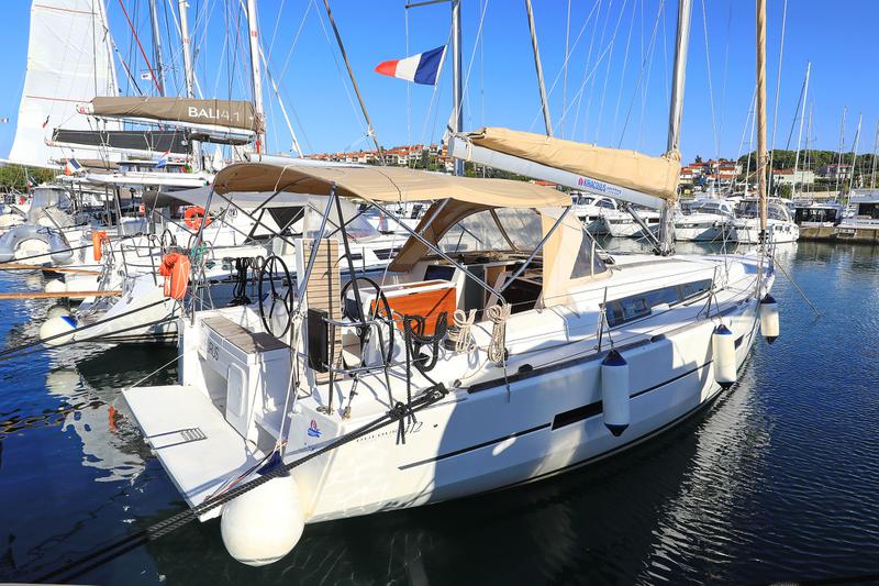 Book yachts online - sailboat - Dufour 412 - Eurus - rent