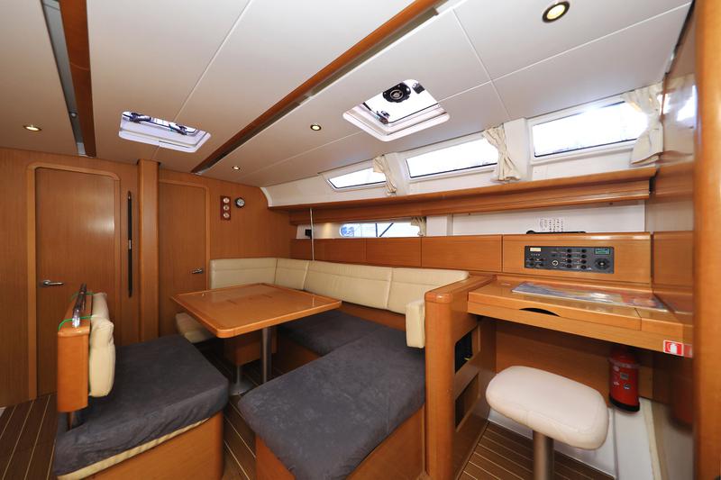 Book yachts online - sailboat - Dufour 382 - Sunset - rent