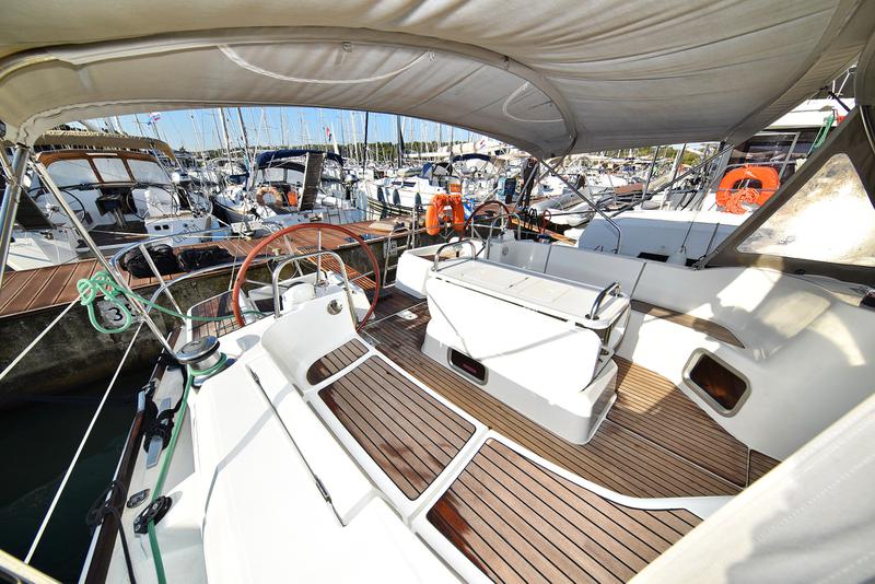 Book yachts online - sailboat - Dufour 382 - Sunset - rent