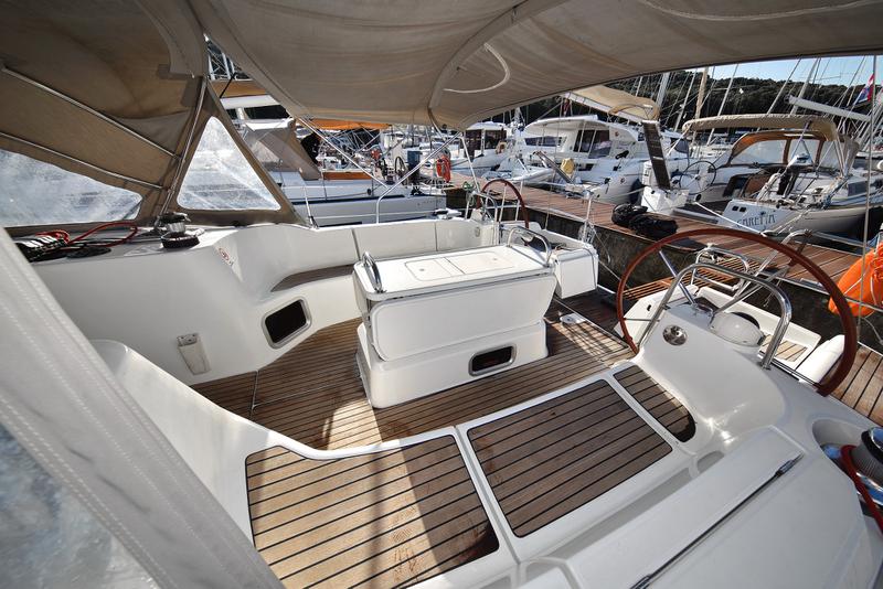 Book yachts online - sailboat - Dufour 382 - Sunset - rent