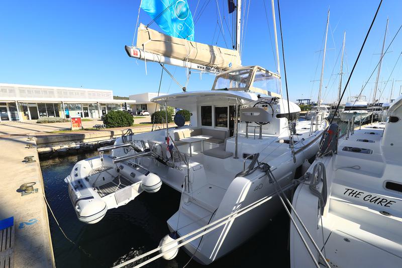 Book yachts online - catamaran - Lagoon 40 - GIMME KISS - rent