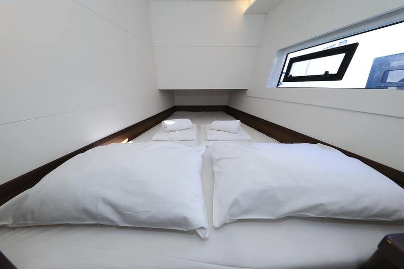 Book yachts online - catamaran - Lagoon 40 - GIMME KISS - rent