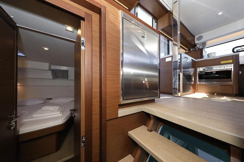 Book yachts online - catamaran - Lagoon 40 - GIMME KISS - rent