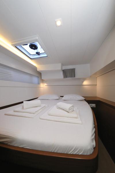 Book yachts online - catamaran - Lagoon 40 - GIMME KISS - rent