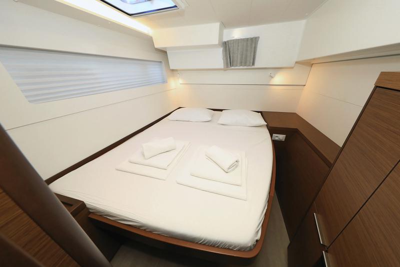 Book yachts online - catamaran - Lagoon 40 - GIMME KISS - rent