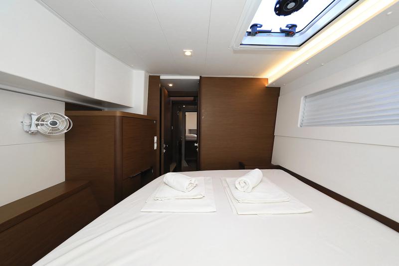 Book yachts online - catamaran - Lagoon 40 - GIMME KISS - rent