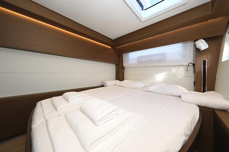 Book yachts online - catamaran - Lagoon 50 - SHADOW (ex. HAPPY HOUR) Air Condition Generator Watermaker - rent