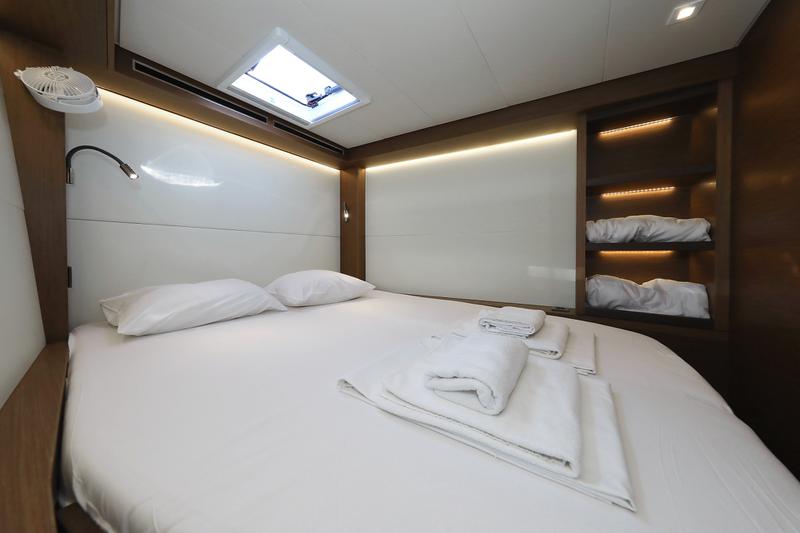 Book yachts online - catamaran - Lagoon 50 - SHADOW (ex. HAPPY HOUR) Air Condition Generator Watermaker - rent