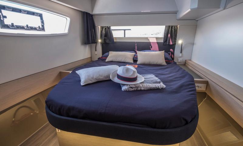 Book yachts online - catamaran - Astréa 42 - Reina - rent