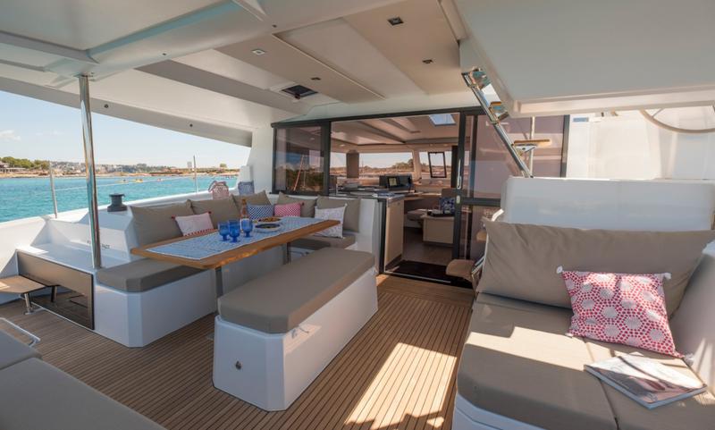Book yachts online - catamaran - Astréa 42 - Reina - rent