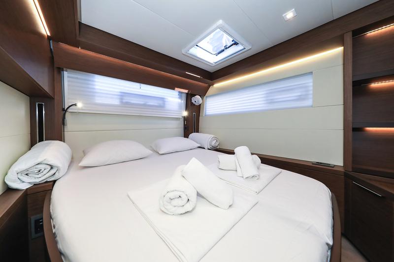 Book yachts online - catamaran - Lagoon 50 - LUX CAT Air Condition Generator Watermaker - rent