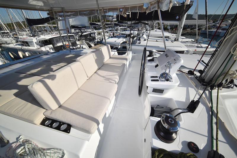 Book yachts online - catamaran - Lagoon 50 - LUX CAT Air Condition Generator Watermaker - rent