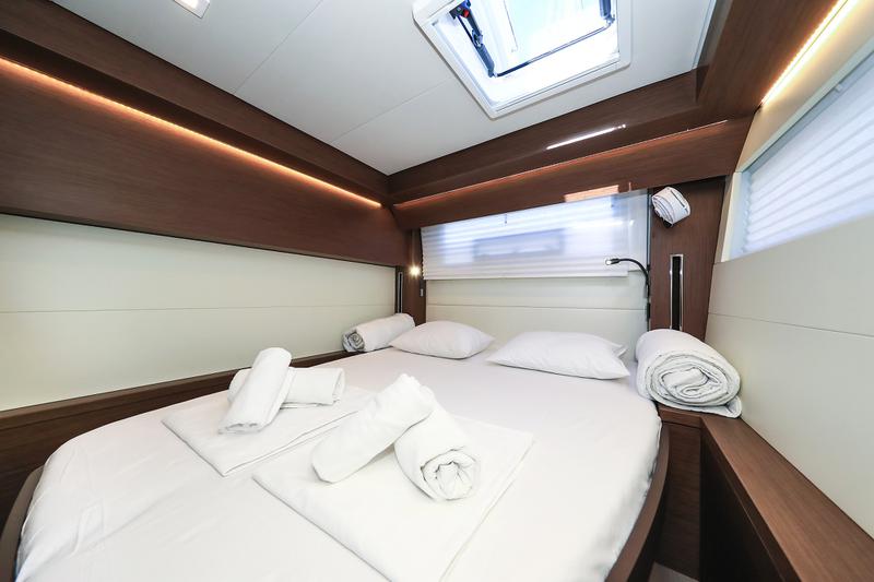Book yachts online - catamaran - Lagoon 50 - LUX CAT Air Condition Generator Watermaker - rent