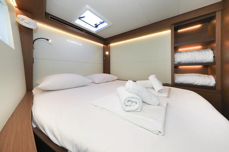 Book yachts online - catamaran - Lagoon 50 - LUX CAT Air Condition Generator Watermaker - rent