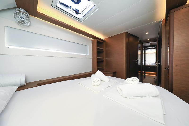 Book yachts online - catamaran - Lagoon 46 - MIDLIFE CRISIS Air Condition Generator Watermaker - rent