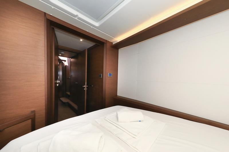 Book yachts online - catamaran - Lagoon 46 - MAJESTIC Air Condition Generator Watermaker - rent