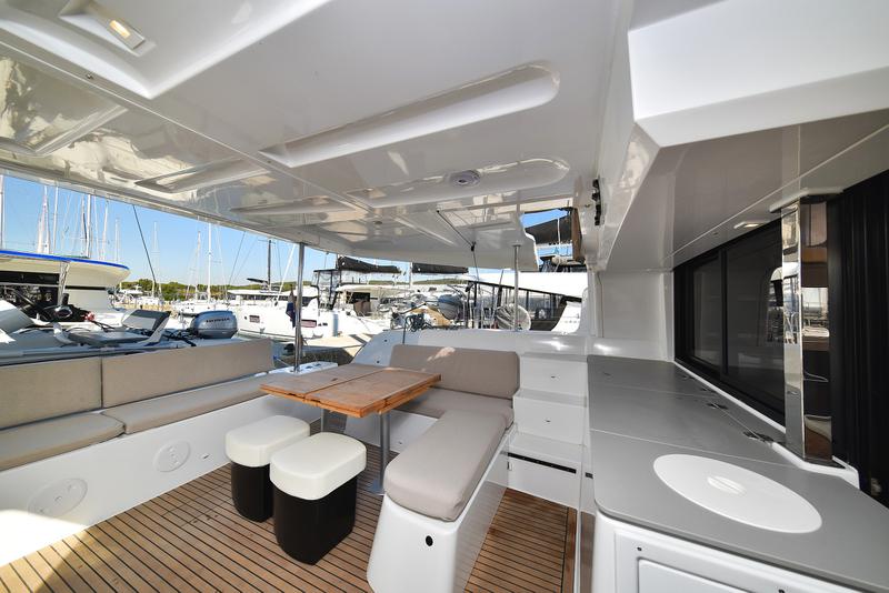 Book yachts online - catamaran - Lagoon 46 - MAJESTIC Air Condition Generator Watermaker - rent