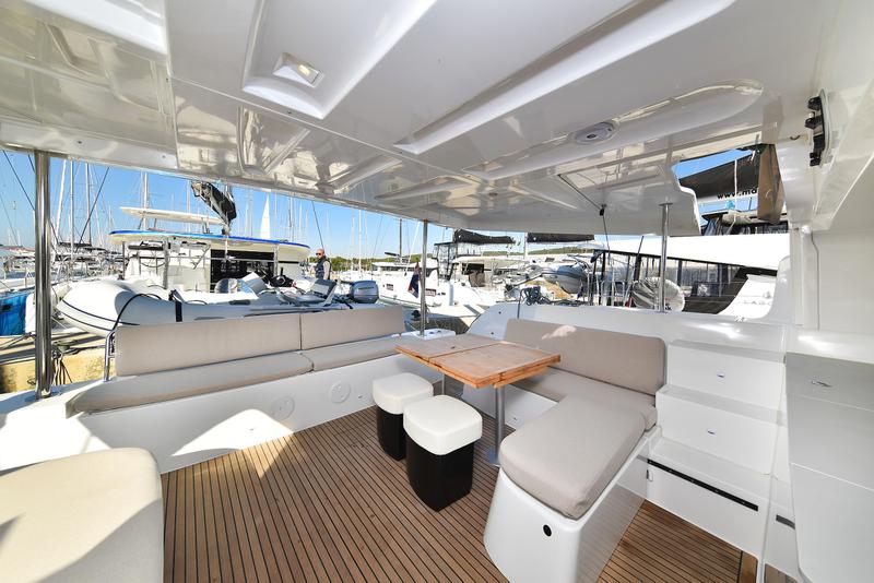 Book yachts online - catamaran - Lagoon 46 - MAJESTIC Air Condition Generator Watermaker - rent