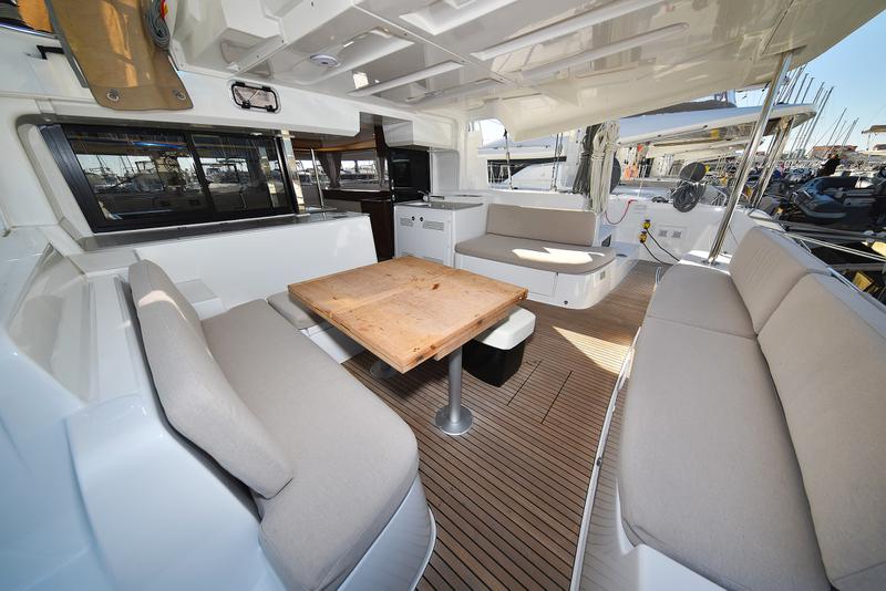 Book yachts online - catamaran - Lagoon 46 - MAJESTIC Air Condition Generator Watermaker - rent