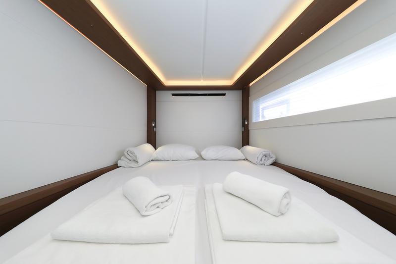 Book yachts online - catamaran - Lagoon 46 - MAJESTIC Air Condition Generator Watermaker - rent