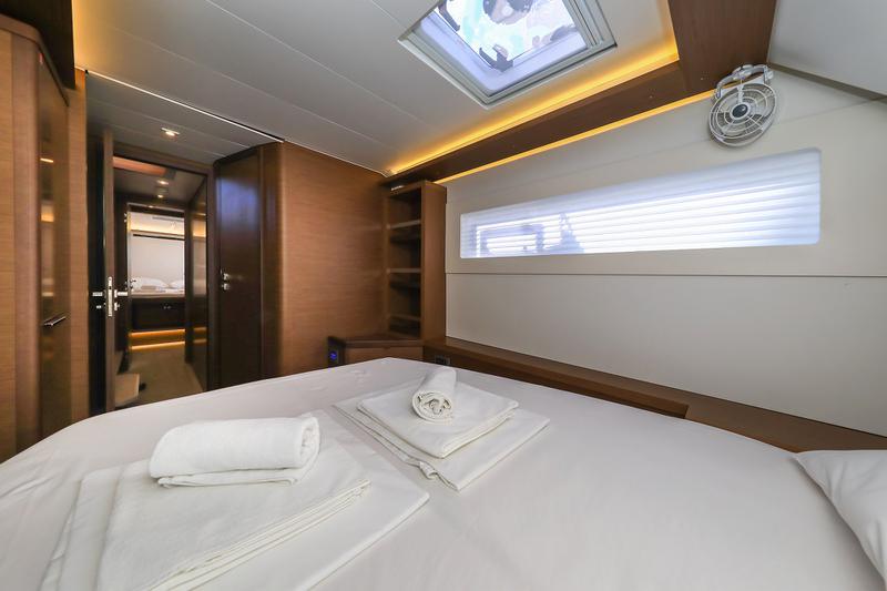 Book yachts online - catamaran - Lagoon 46 - MAJESTIC Air Condition Generator Watermaker - rent