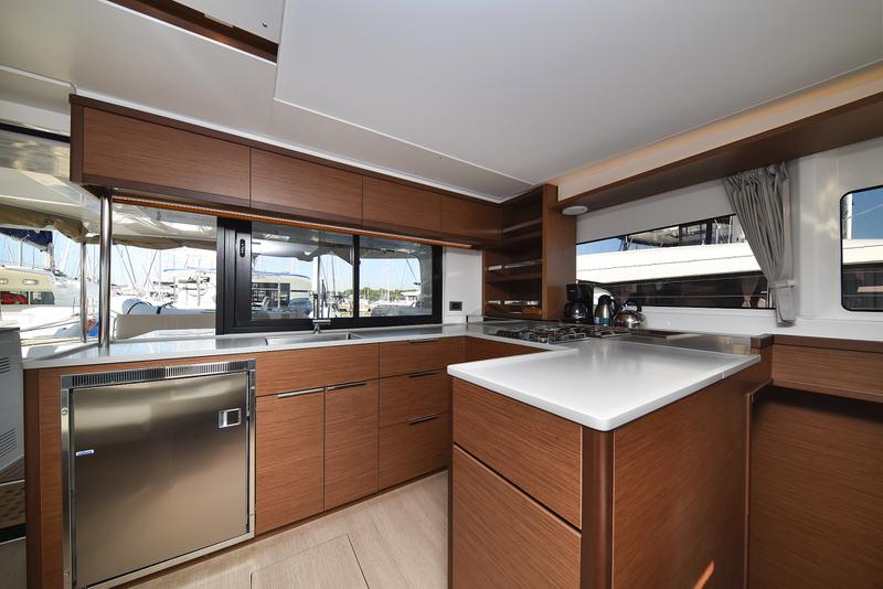 Book yachts online - catamaran - Lagoon 46 - MAJESTIC Air Condition Generator Watermaker - rent