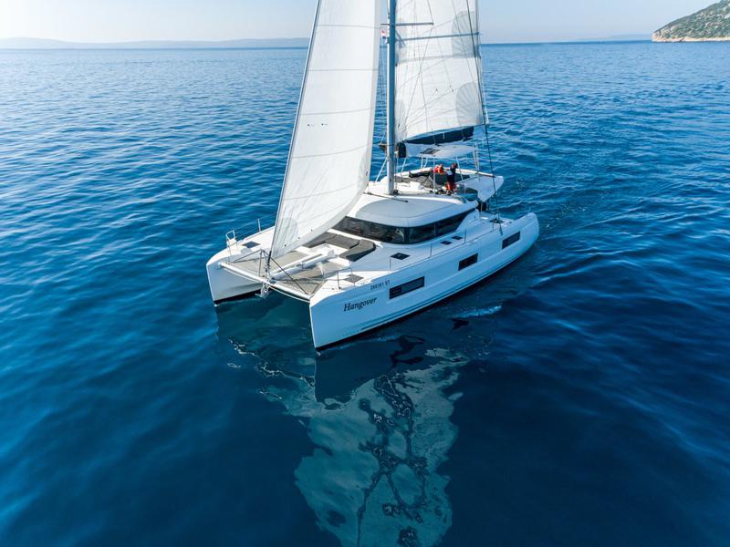 Book yachts online - catamaran - Lagoon 46 (2020) equipped with generator, A/C (saloon+cabins), ice maker, microwave oven, dishwasher - HANGOVER - rent