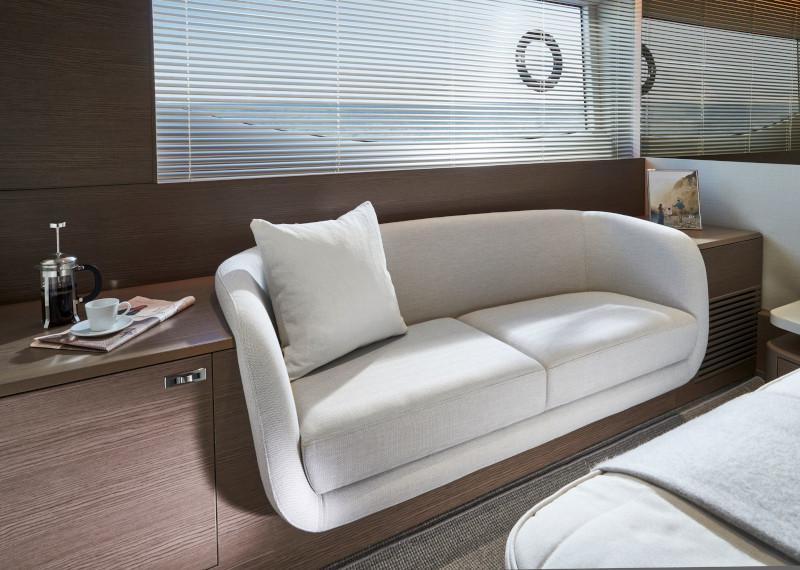 Book yachts online - motorboat - Princess Y72 - no name - rent