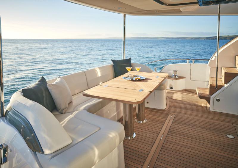 Book yachts online - motorboat - Princess Y72 - no name - rent