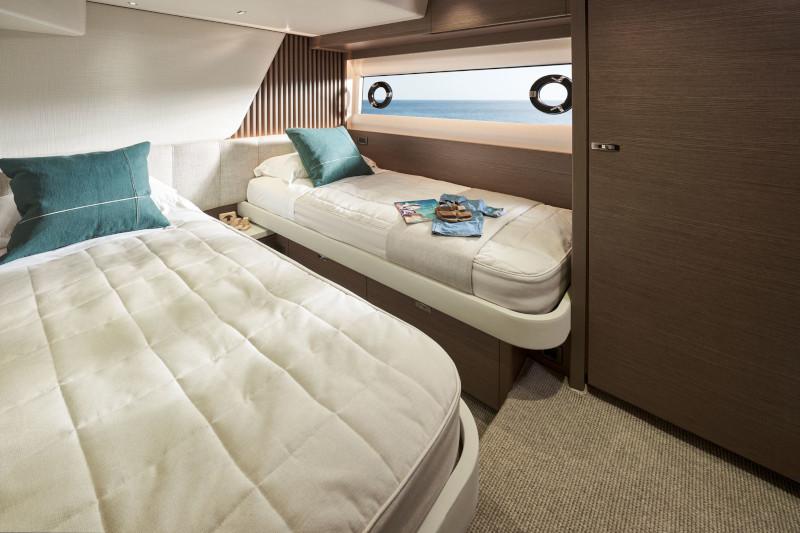 Book yachts online - motorboat - Princess Y72 - no name - rent