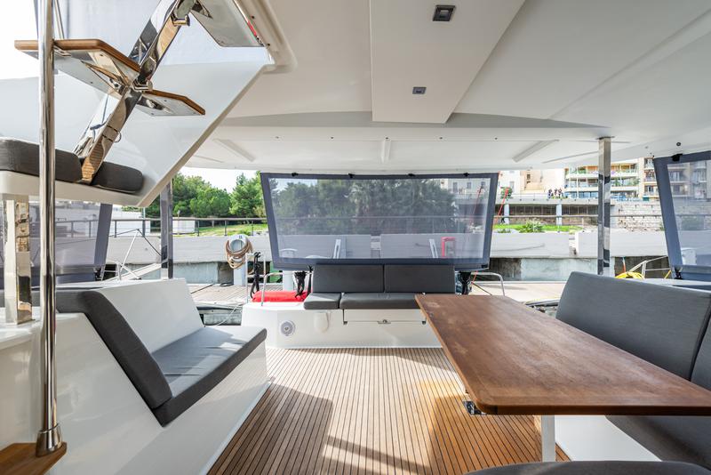 Book yachts online - catamaran - Isla 40 - Rih - A/C &amp; Generator - rent