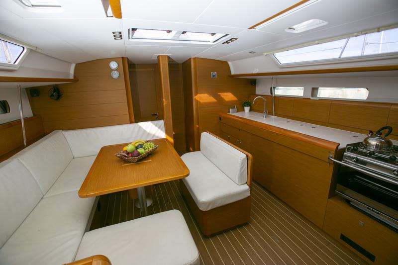 Book yachts online - sailboat - Sun Odyssey 479 - GUINNESS - rent