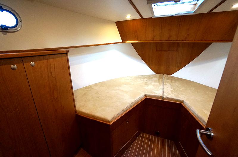Book yachts online - motorboat - Concordia 102 AC - Freya - rent