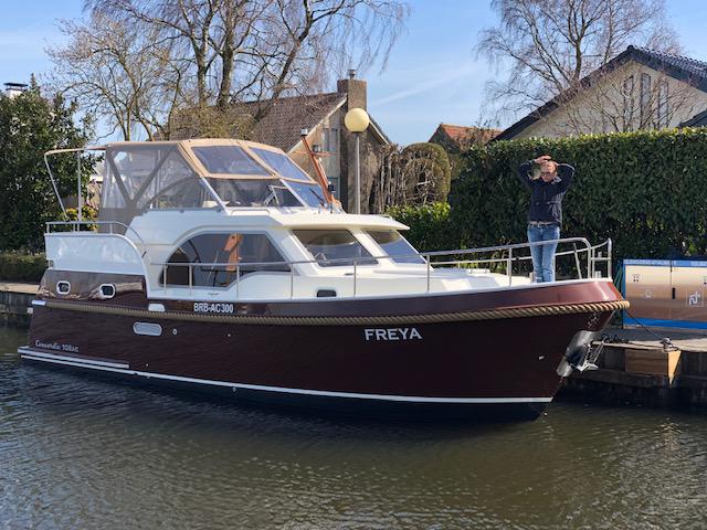 Book yachts online - motorboat - Concordia 102 AC - Freya - rent