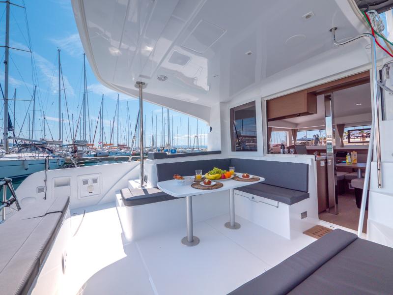 Book yachts online - catamaran - Lagoon 40 - BLUE EYES with AC - rent