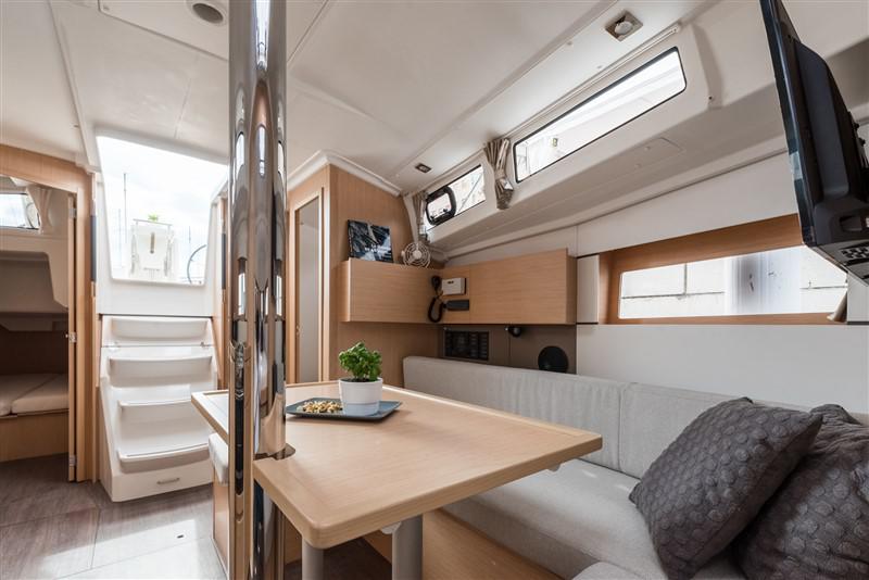 Book yachts online - sailboat - Oceanis 38.1 - CVITA - rent