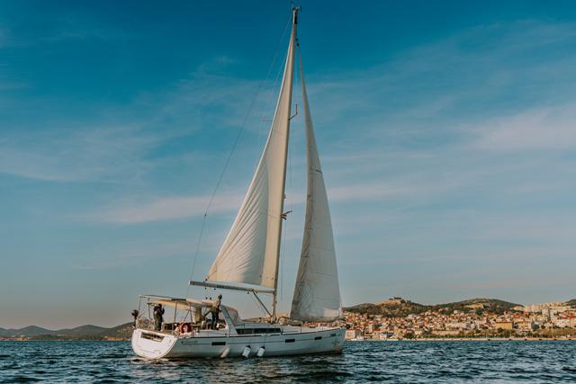 Book yachts online - sailboat - Oceanis 45 - THEIA - rent