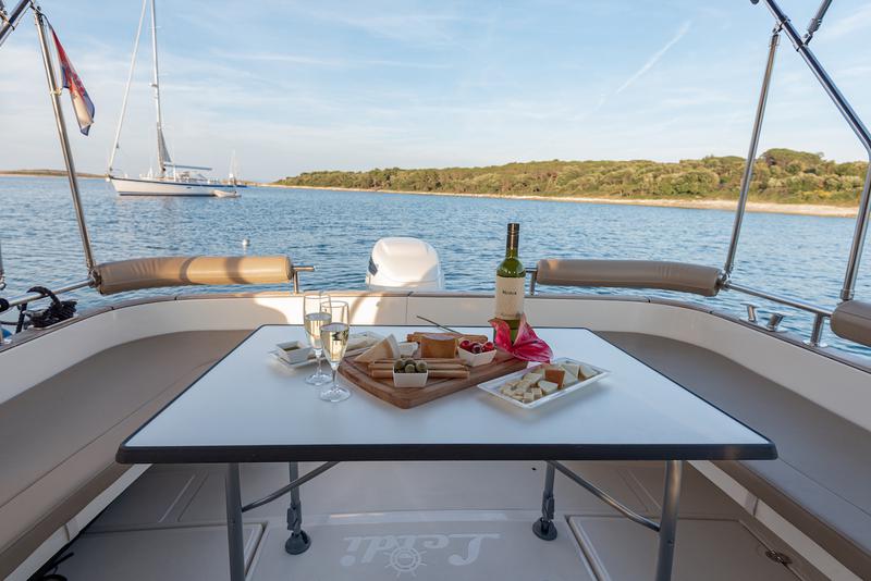 Book yachts online - motorboat - Leidi 800 - H8 - rent