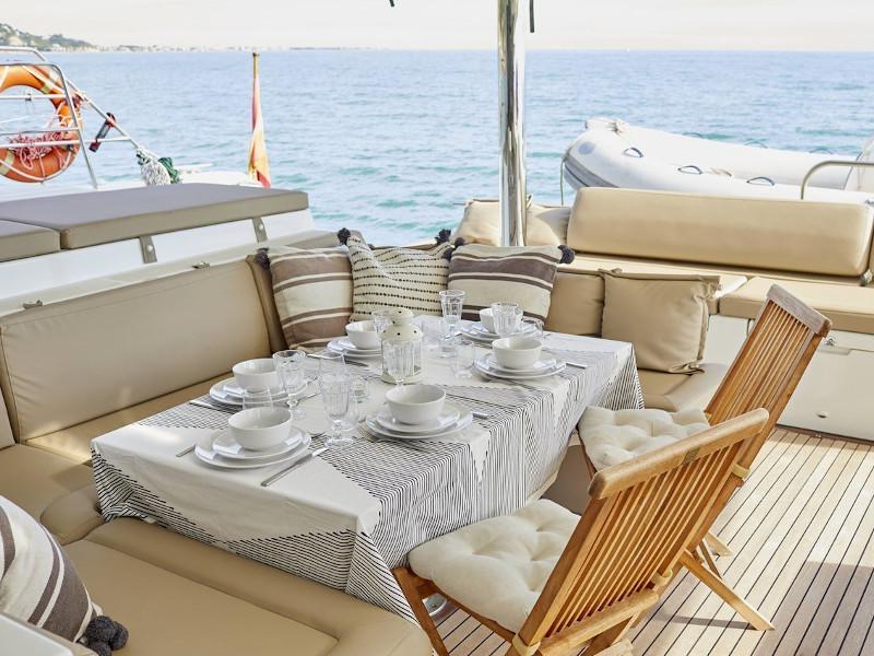 Book yachts online - catamaran - Lagoon 560 - BIG GANI - rent