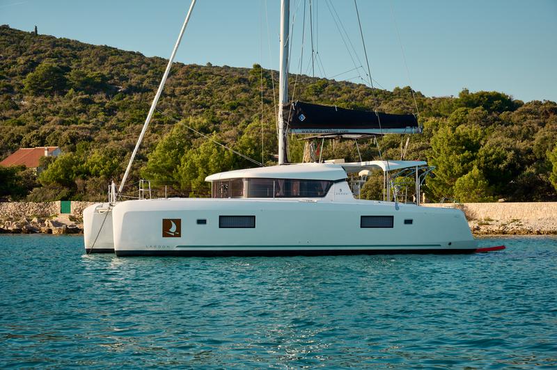 Book yachts online - catamaran - Lagoon 42 - BARNEY  - rent