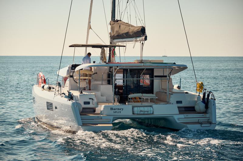 Book yachts online - catamaran - Lagoon 42 - BARNEY  - rent