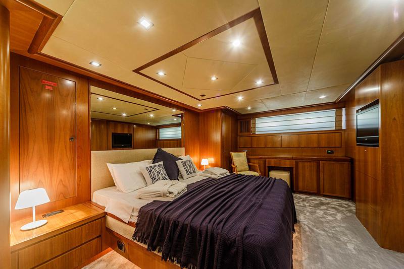 Book yachts online - motorboat - Falcon 115 - Sanref Falcon - rent